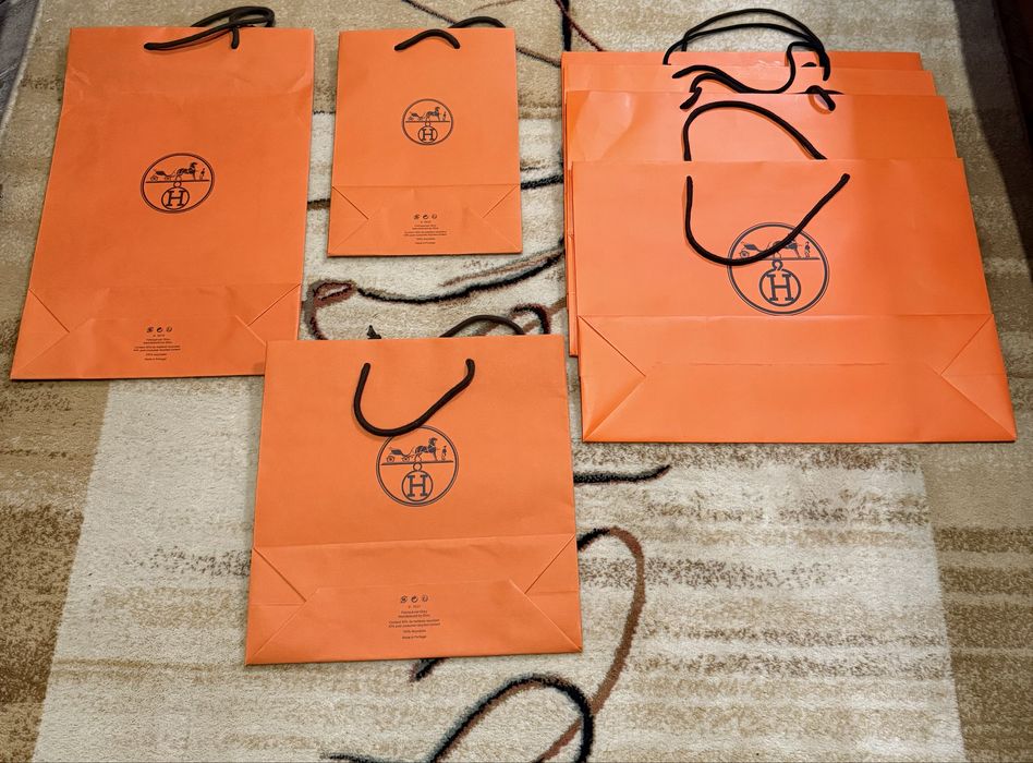 Брендові пакети, коробки, пакування, пильники.