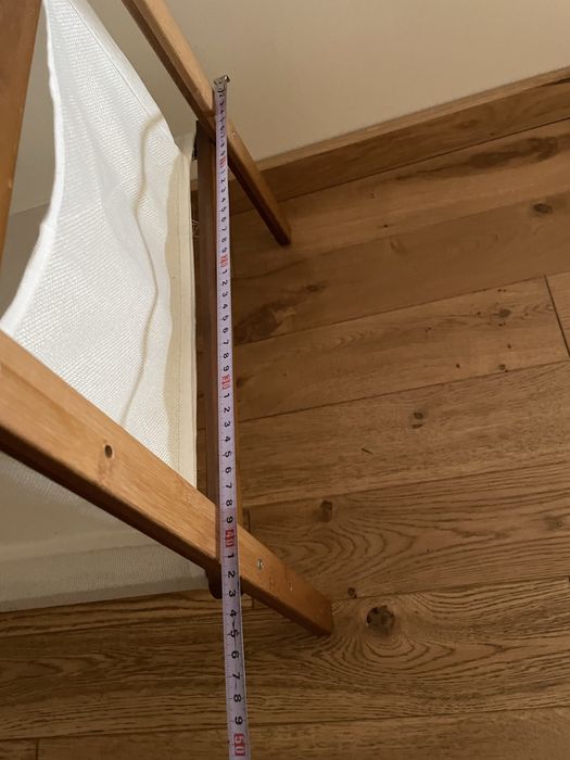 Wieszak na ubrania a pojemnikiem