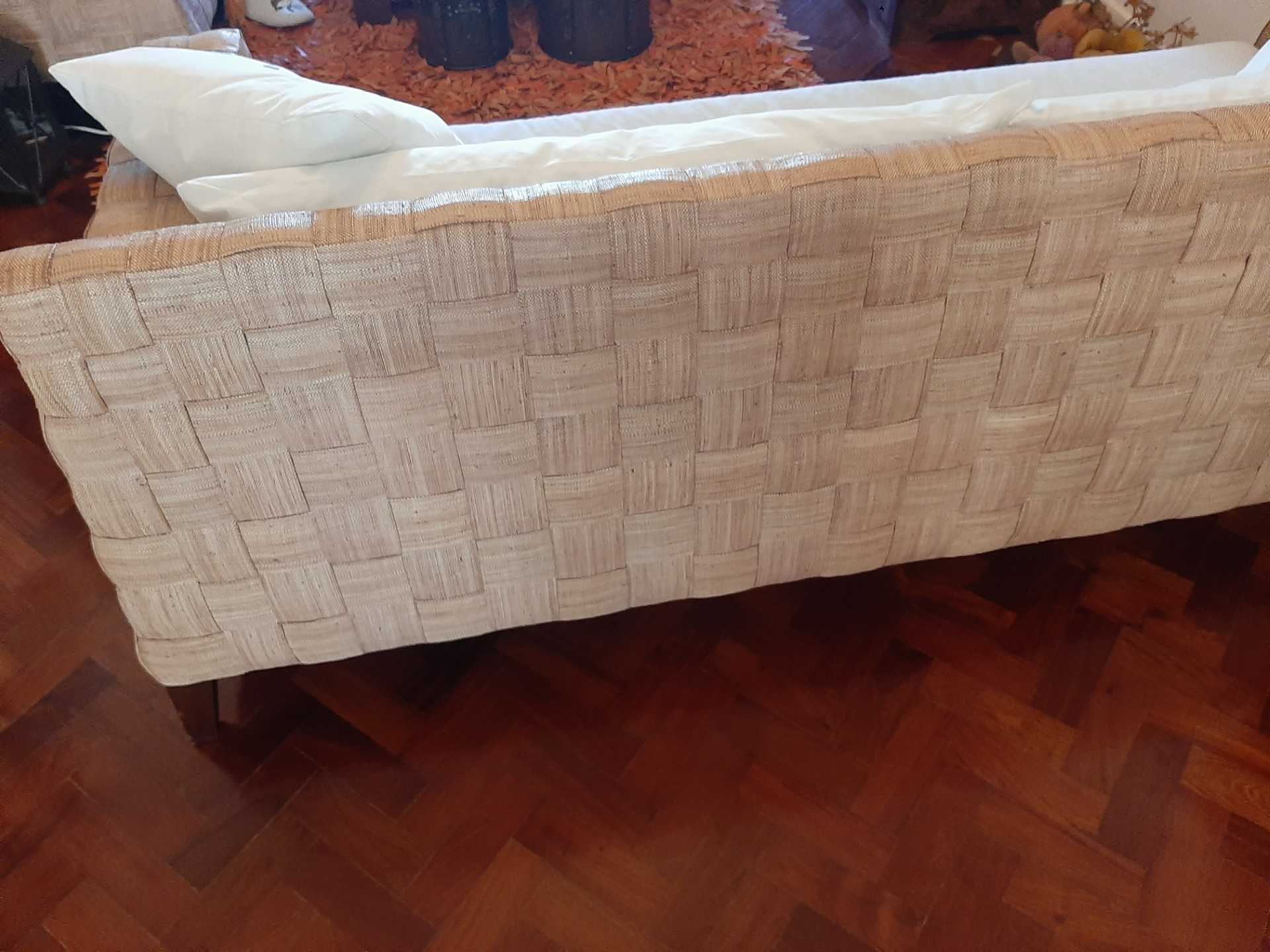 Vendo sofa com almofadas