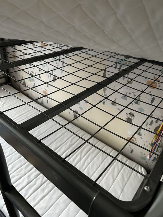 Łóżko pietrowe SVÄRTA z materacami