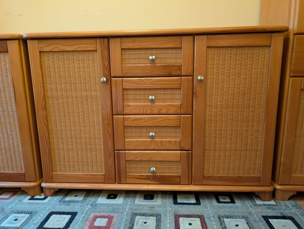 Komplet mebli z litego drewna sosnowego z rattanem