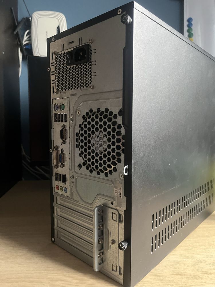 Komputer - Fujitsu P520 E85+  (bez dysku)