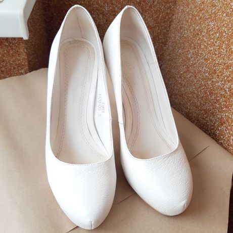 Білі жіночі туфлі