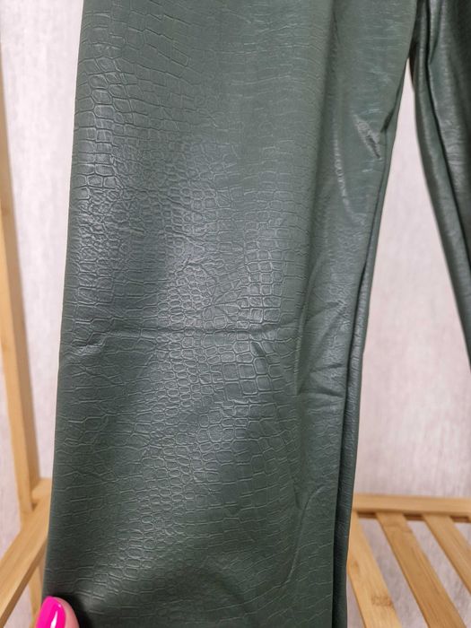 NOWE legginsy eko skóra wężowy print  S butelkowa zieleń
