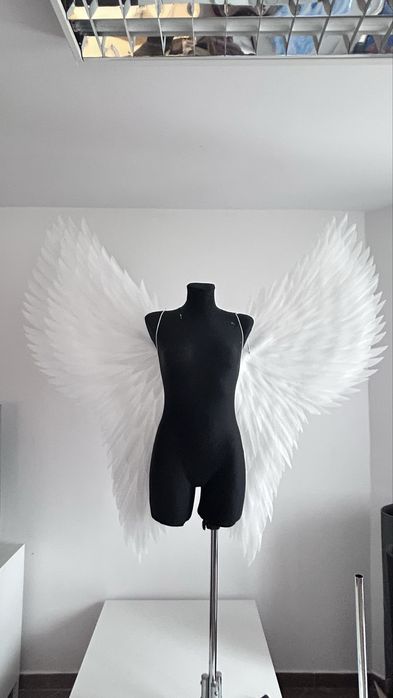 Duże białe skrzydła z led-podswietleniem