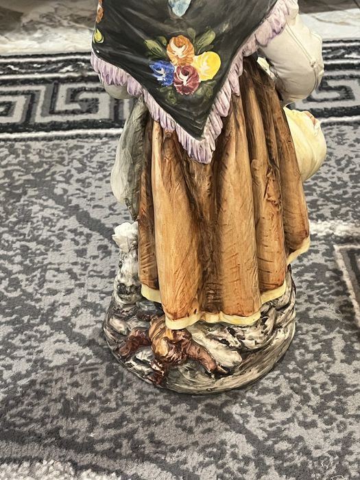 Figurka z porcelany malowana