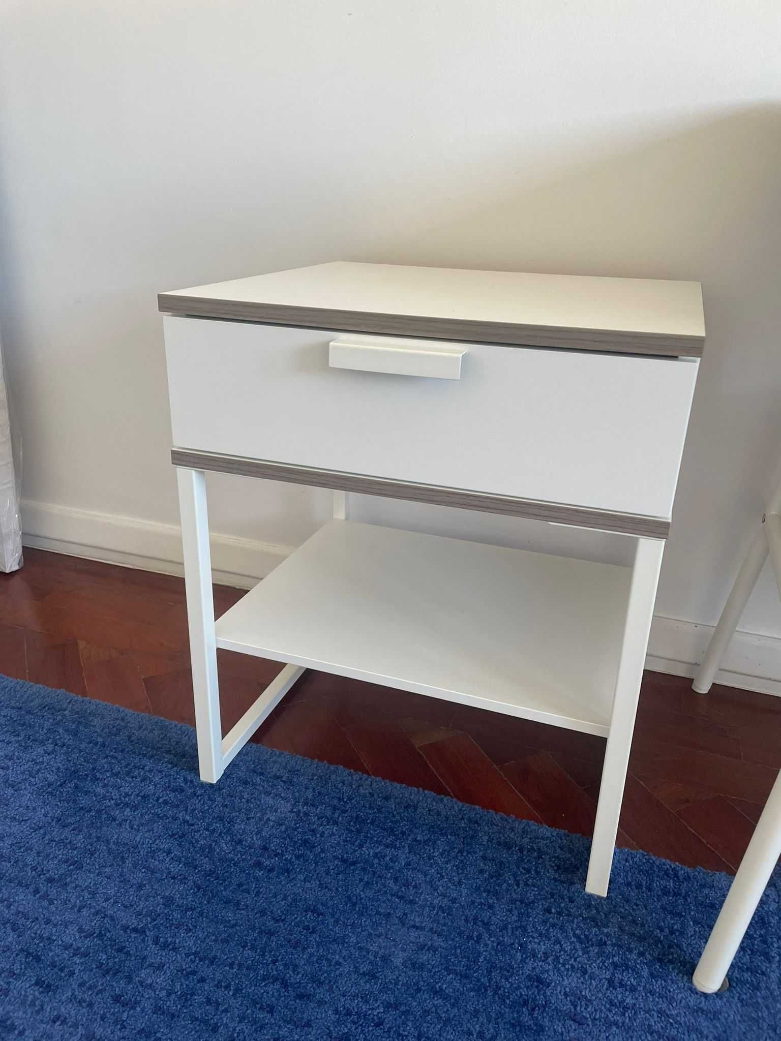 Mesa lateral para quarto