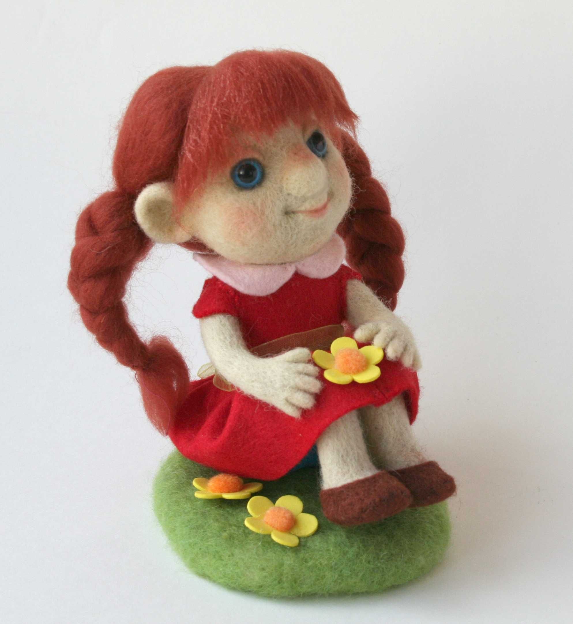 Валяная игрушка "Девочка с рыжими косами".