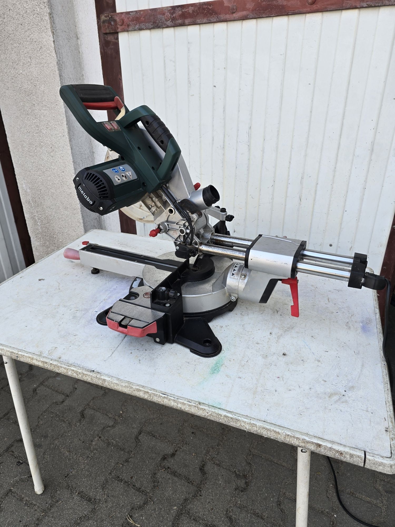 Piła łukośna z posuwem Metabo 1500 W