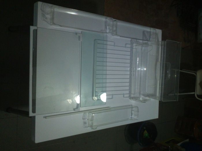 Prateleiras e caixas de frigoríficos impecáveis