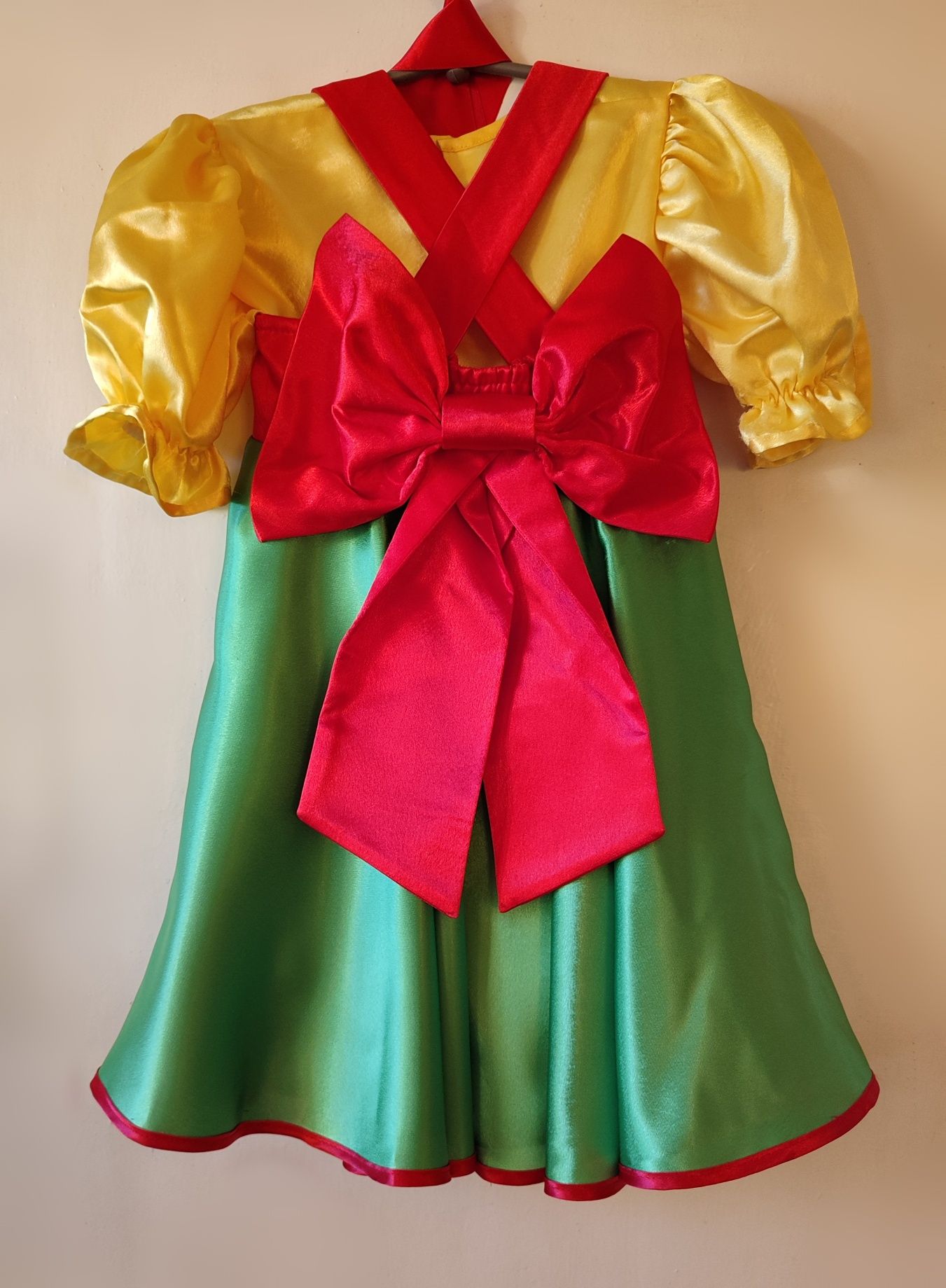 Танцювальний костюм дитячий для народних танців. Зелений сарафан
