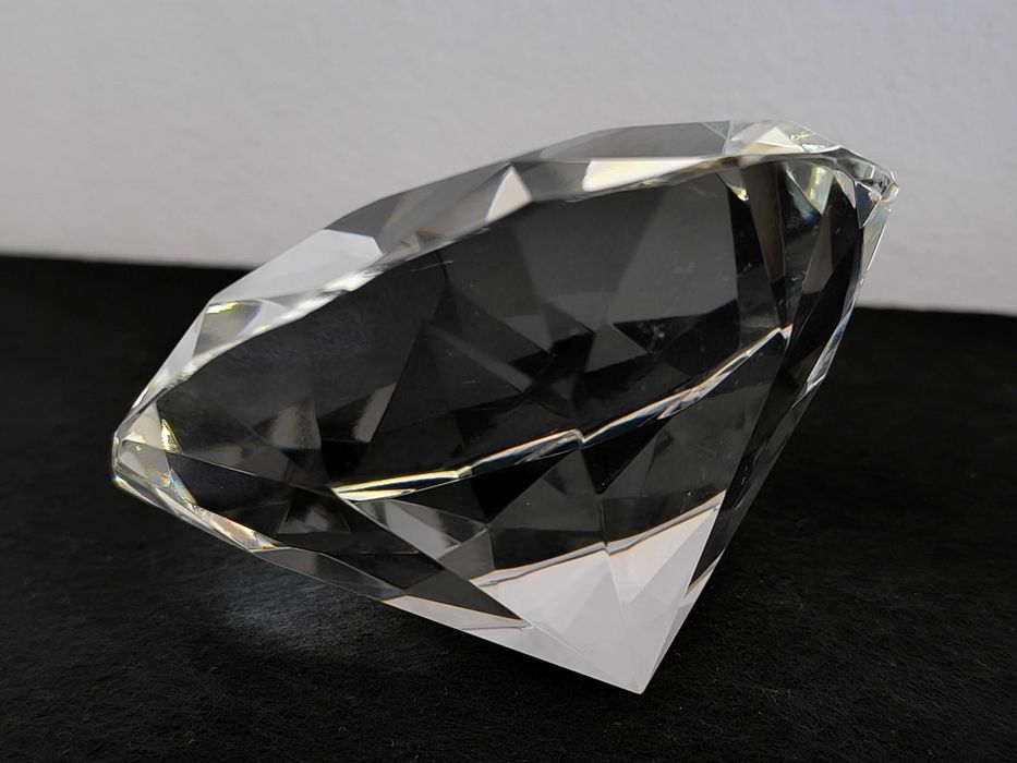 Pisa papeis em vidro com formato de diamante lapidado