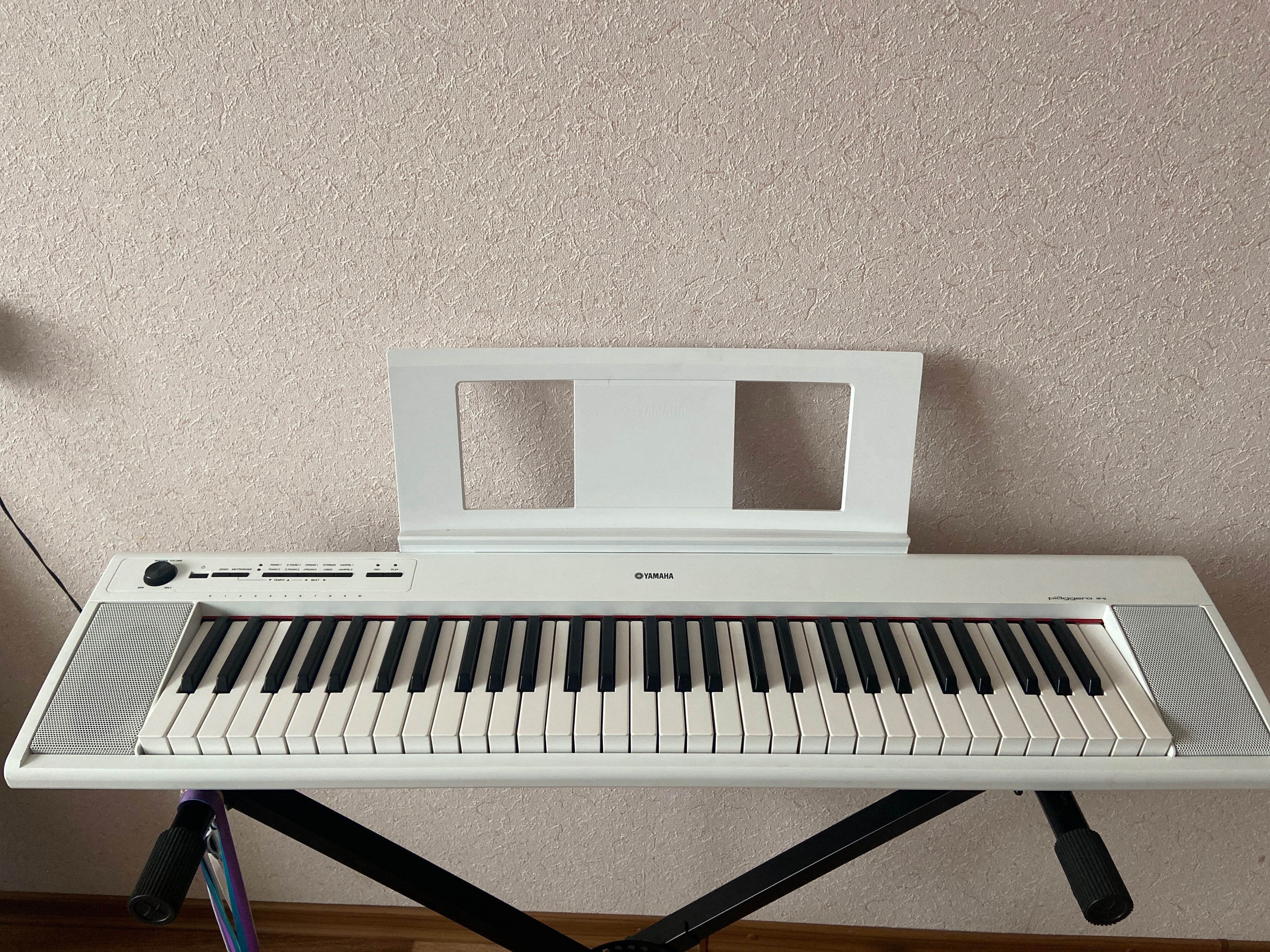 Електро піаніно білого кольору