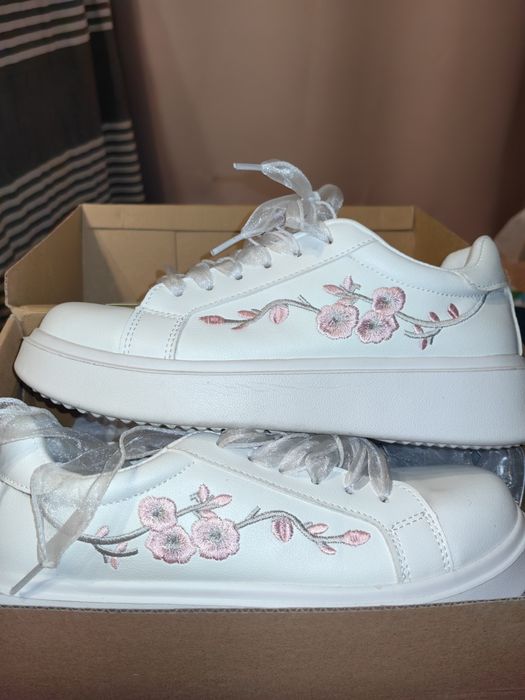 Buty sneakersy białe na wesele z różowymi haftami 39