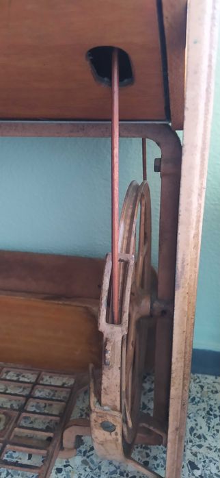 Máquina e mesa de Costura Oliva | A funcionar, bom estado