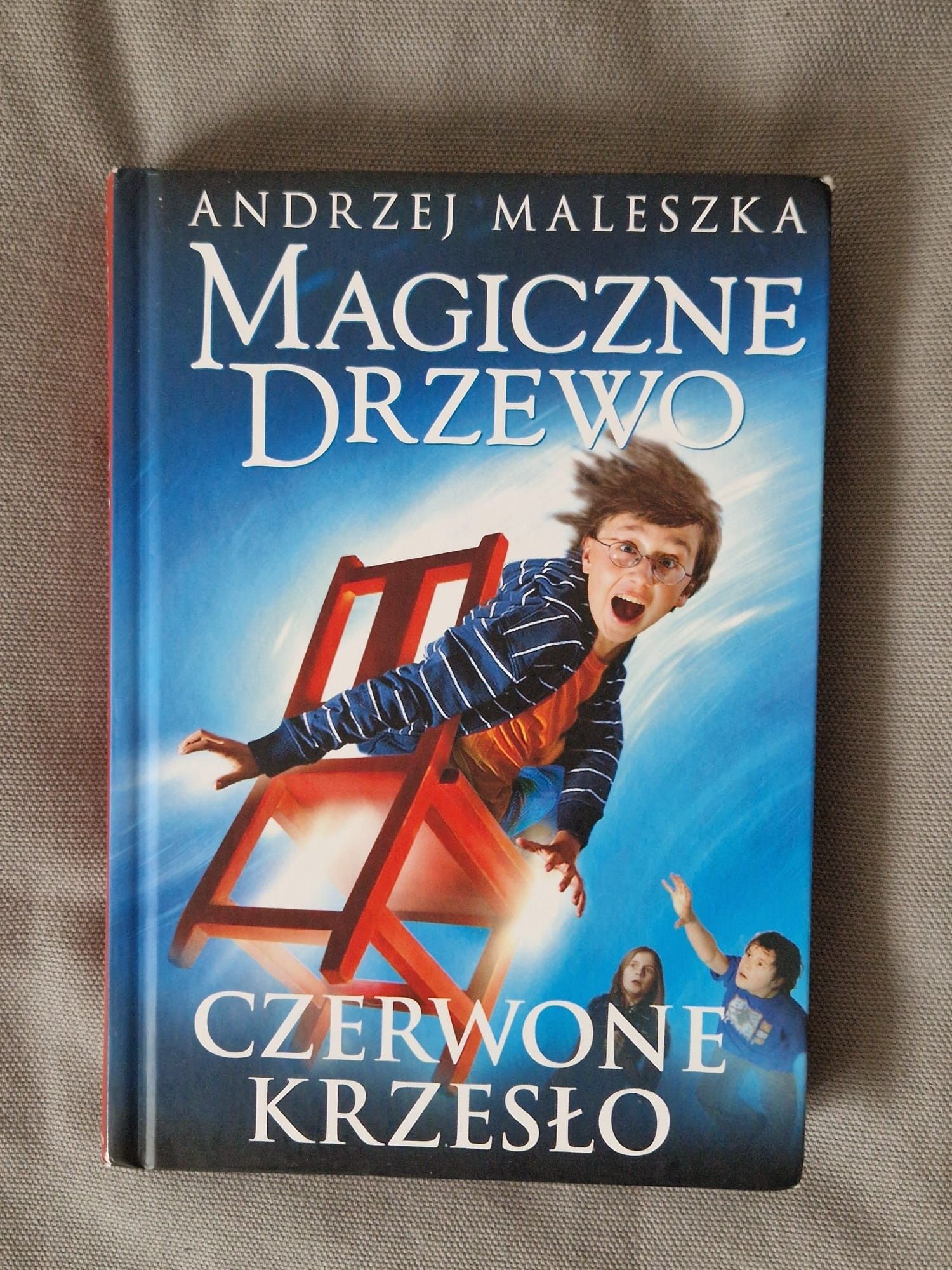 Książka magiczne drzewo czerwone krzesło