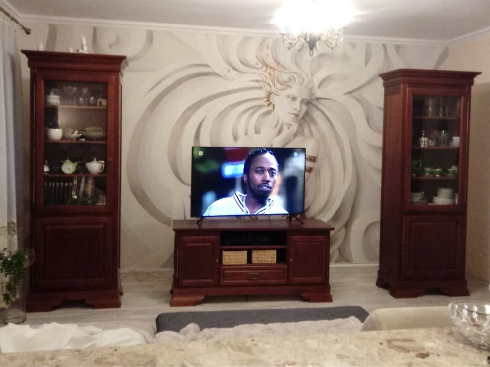 Komplet drewnianych mebli KOMODA+WITRYNKI Z SZAFKAMI