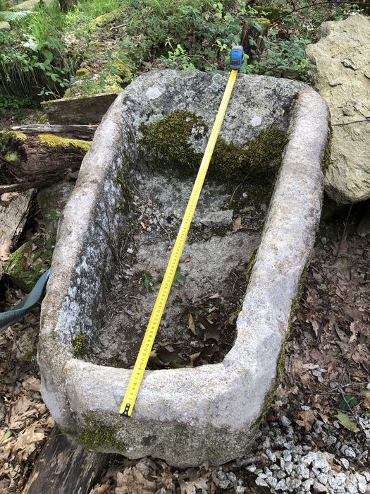 Pia antiga em granito