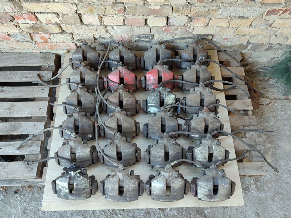 Супорт передній гальмівний VW Passat B6 B7 Golf 5 6 Skoda Octavia A5