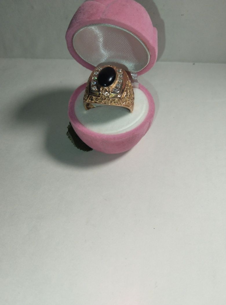 Золотой перстень с камнем цена 2200 за грамм.