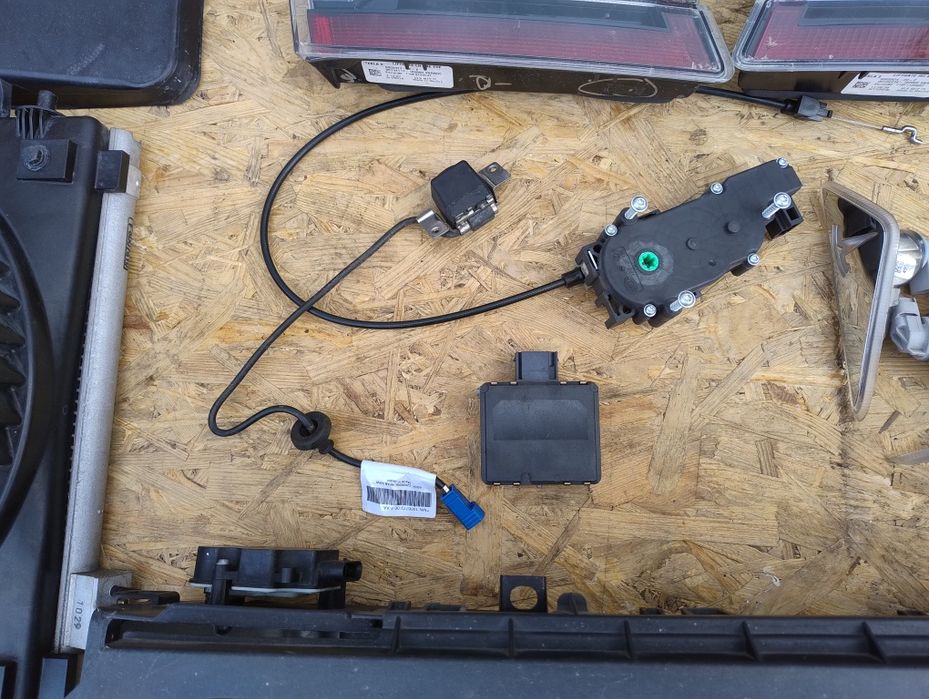 Деталі передка Tesla Model S