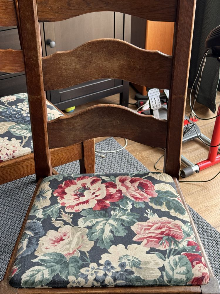 Stół z 4 krzesłami do renowacji