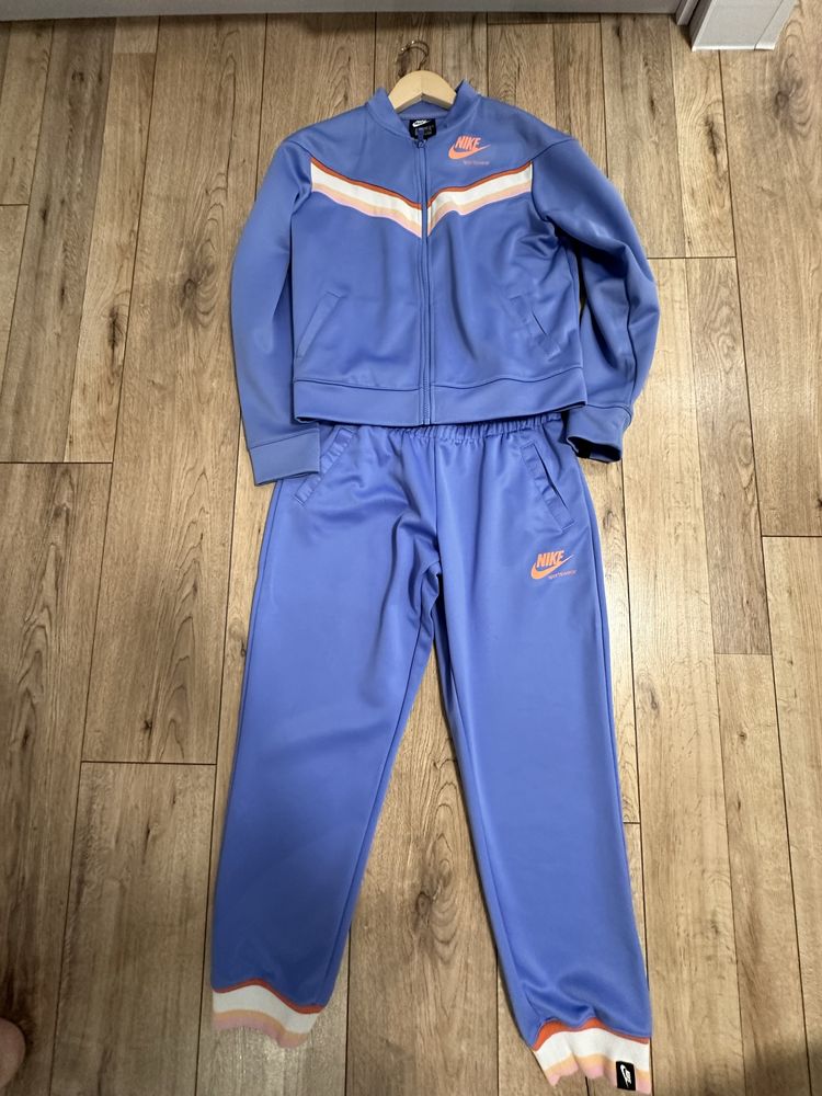 Продам костюм спортивный nike, на рост 160см s размер