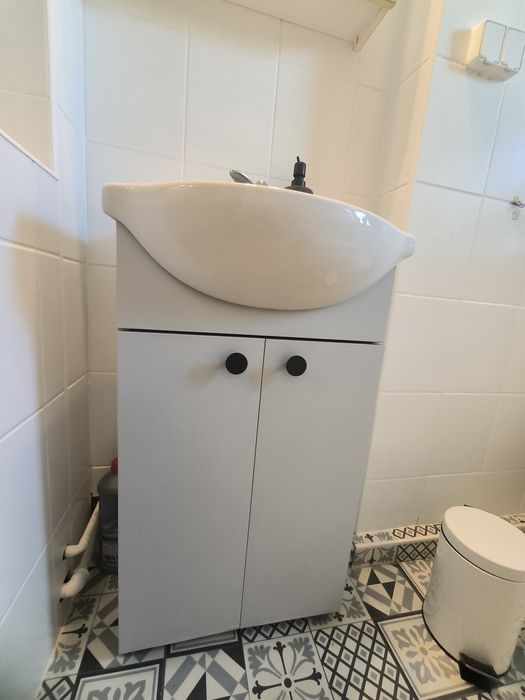 Szafka łazienkowa z umywalką i bateria