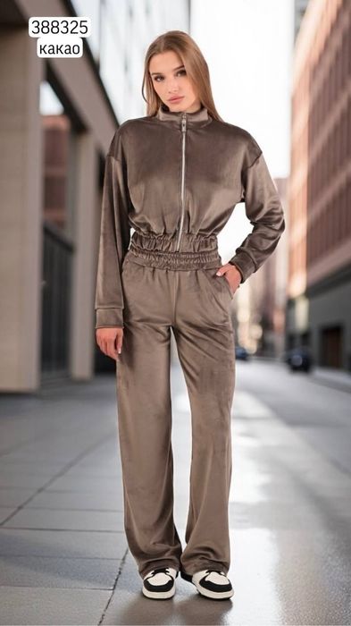 Жіночий велюровий костюм,42