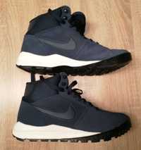 Sprzedam buty uniwersalne Nike Hoodland Suede koloru granatowego, rozm