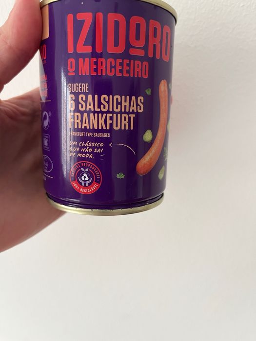 Varias latas de conserva de salsichas Isidoro