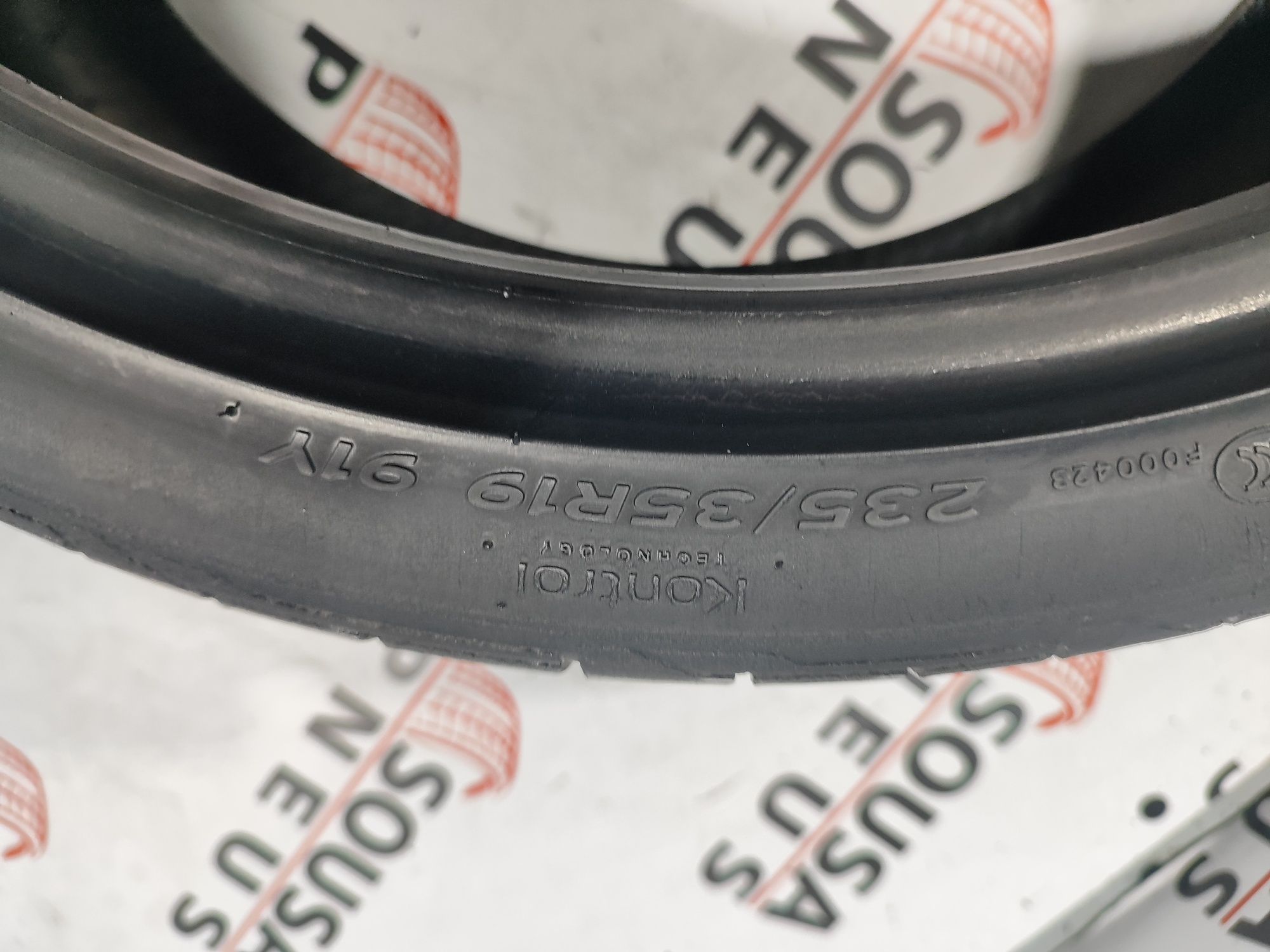 2 pneus semi novos 235-35R19 Hankook - Oferta dos  portes