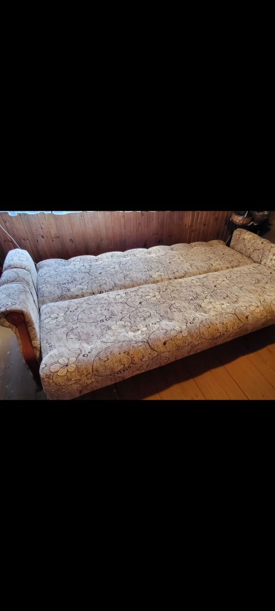 Wersalka  w kolorach beżu .Nowa