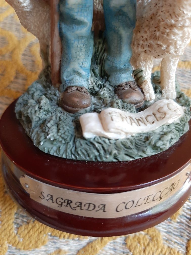 Estatueta Francisco em marfinite pintado à mão