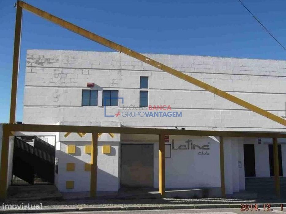 Prédio urbano, comercial/serviços, em Mora, Évora