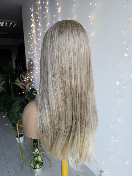 Peruka lacefront Paris średni ciemny blond naturalna fryzura