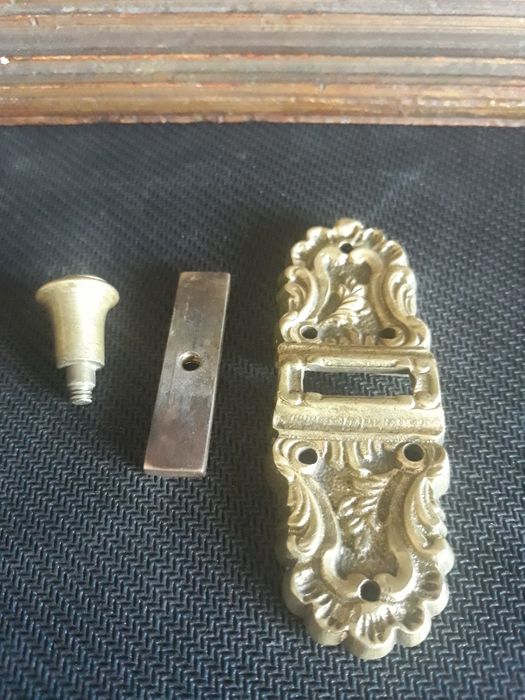 Fecho em bronze pequeno