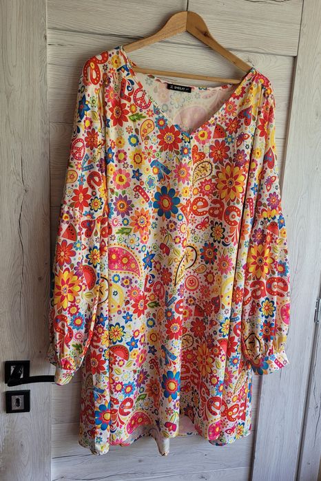 Śliczna sukienka Sheilay efektowny wzór 4XL