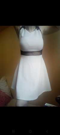 Biała sukienka z czarną koronką