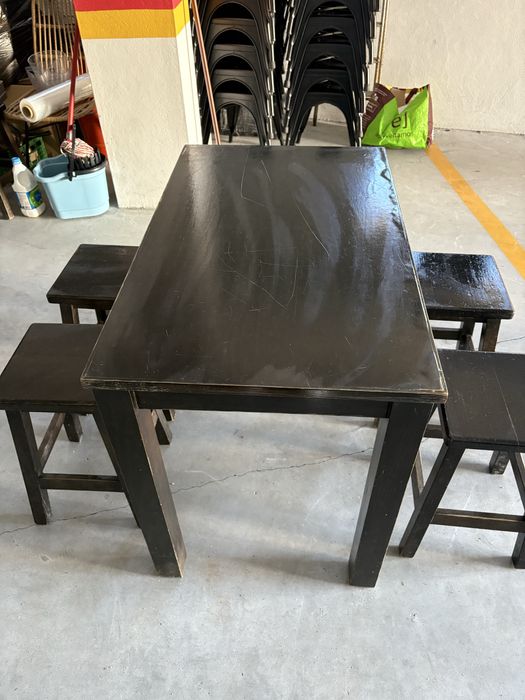 4 conjutos mesas e bancos