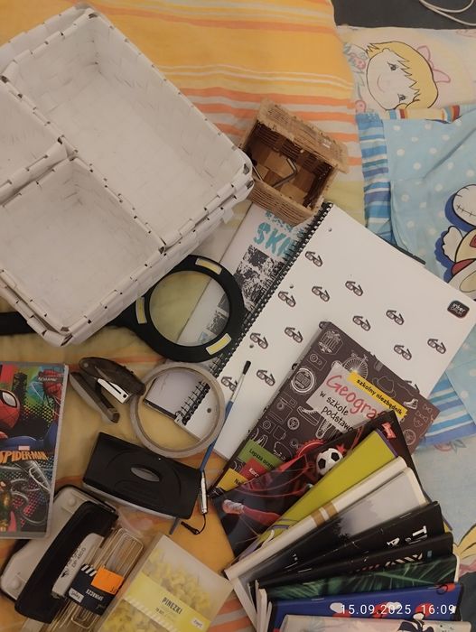 Zestaw organizery, zeszyty, lupa szkolne