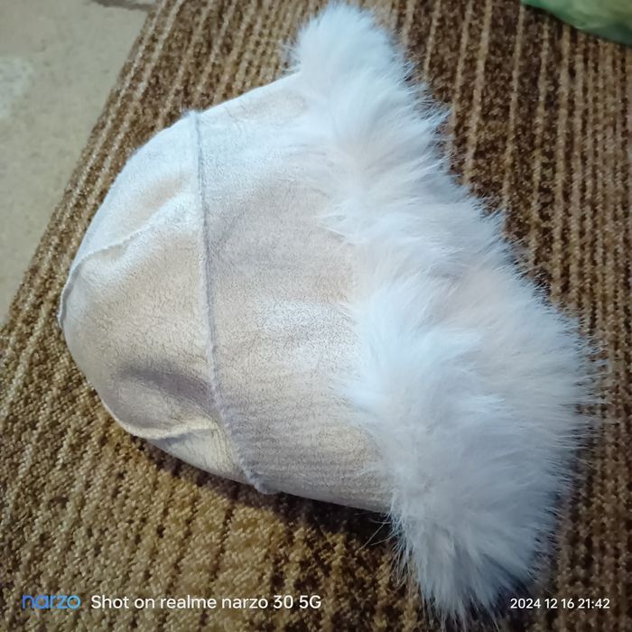 Kapelusik futrzany bialy