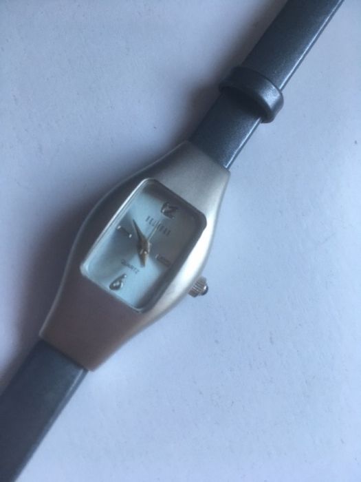 Drobny damski zegarek na rękę