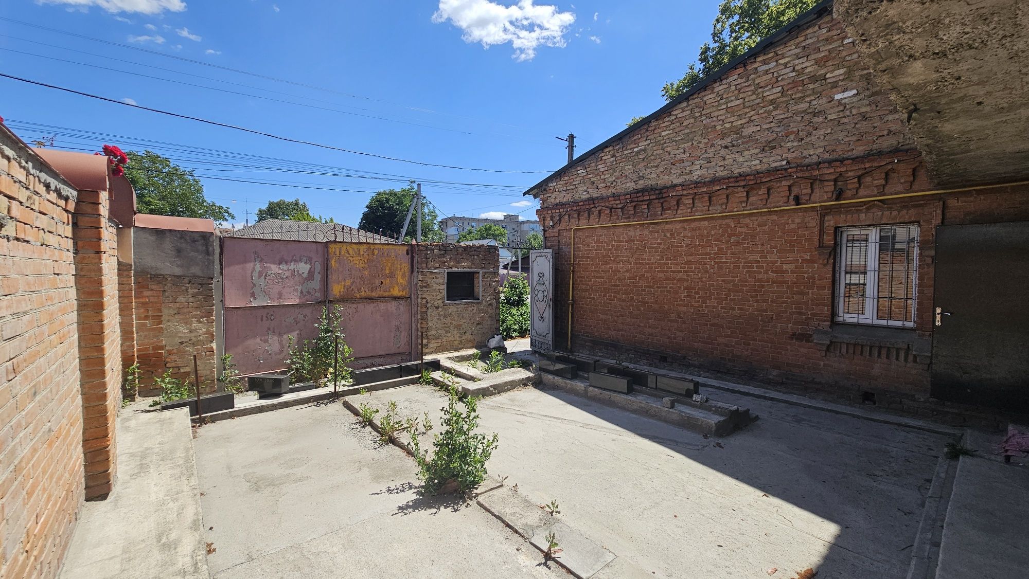 Продам півбудинку Миколаївка під бізнес