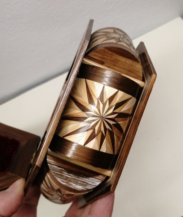 Szkatułka kasetka ręcznie robiona ze słomy.