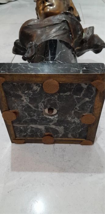 Popiersie kobiety z brązu