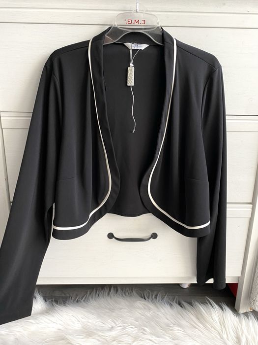 Joanna Hope czarne bolerko z kontastrową lamówką