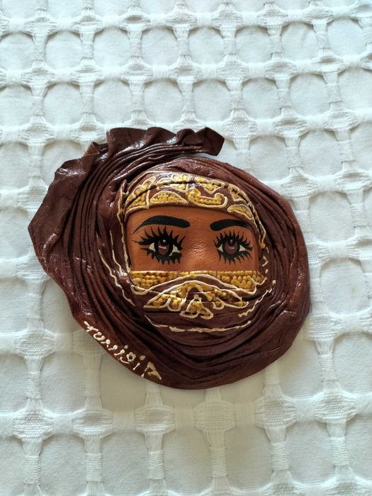 Peça decorativa com rosto da Tunísia