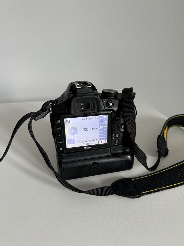 Nikon D3200, com pouco uso