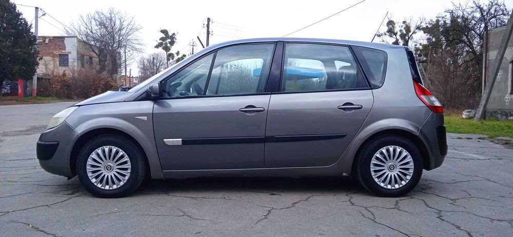 Мінівен Renault Scenic 2005 року. Двигун 1,5 DCI